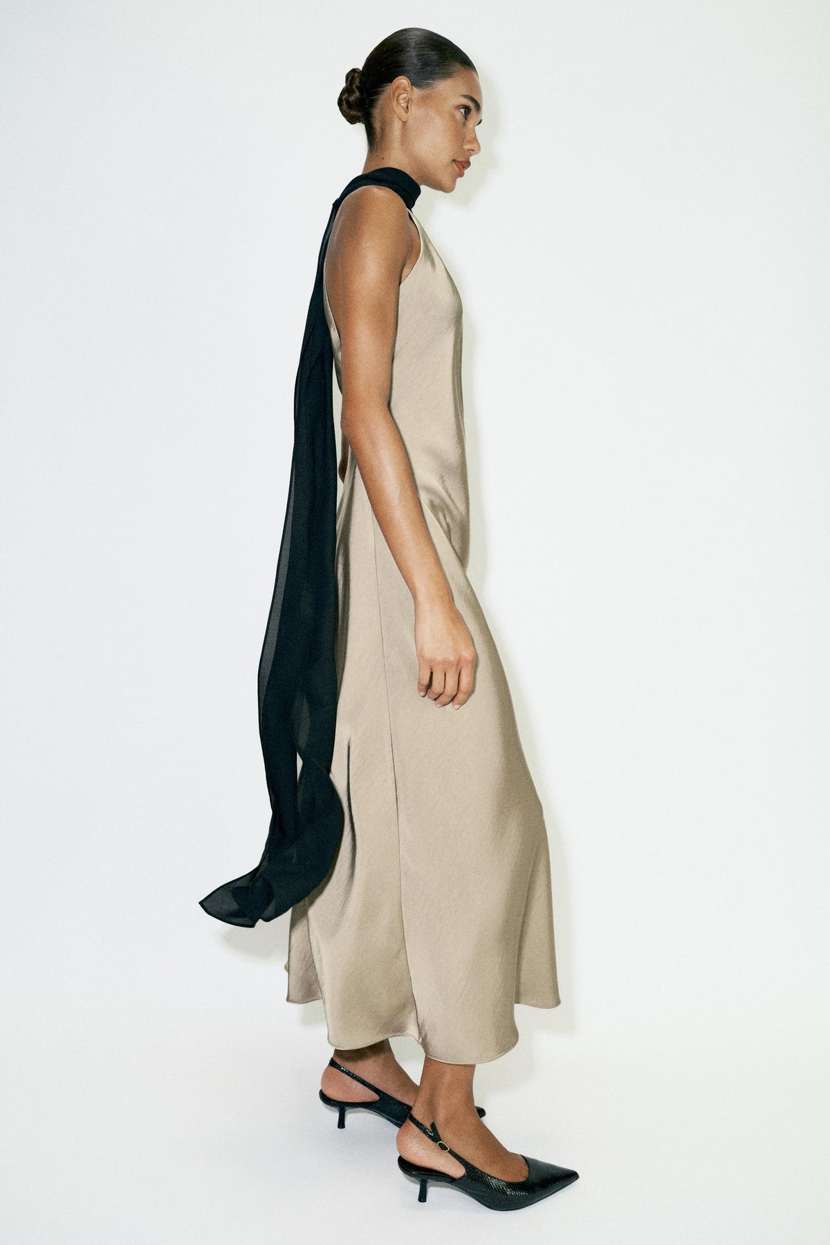 ROBE HALTER COMBINÉE AVEC NŒUD