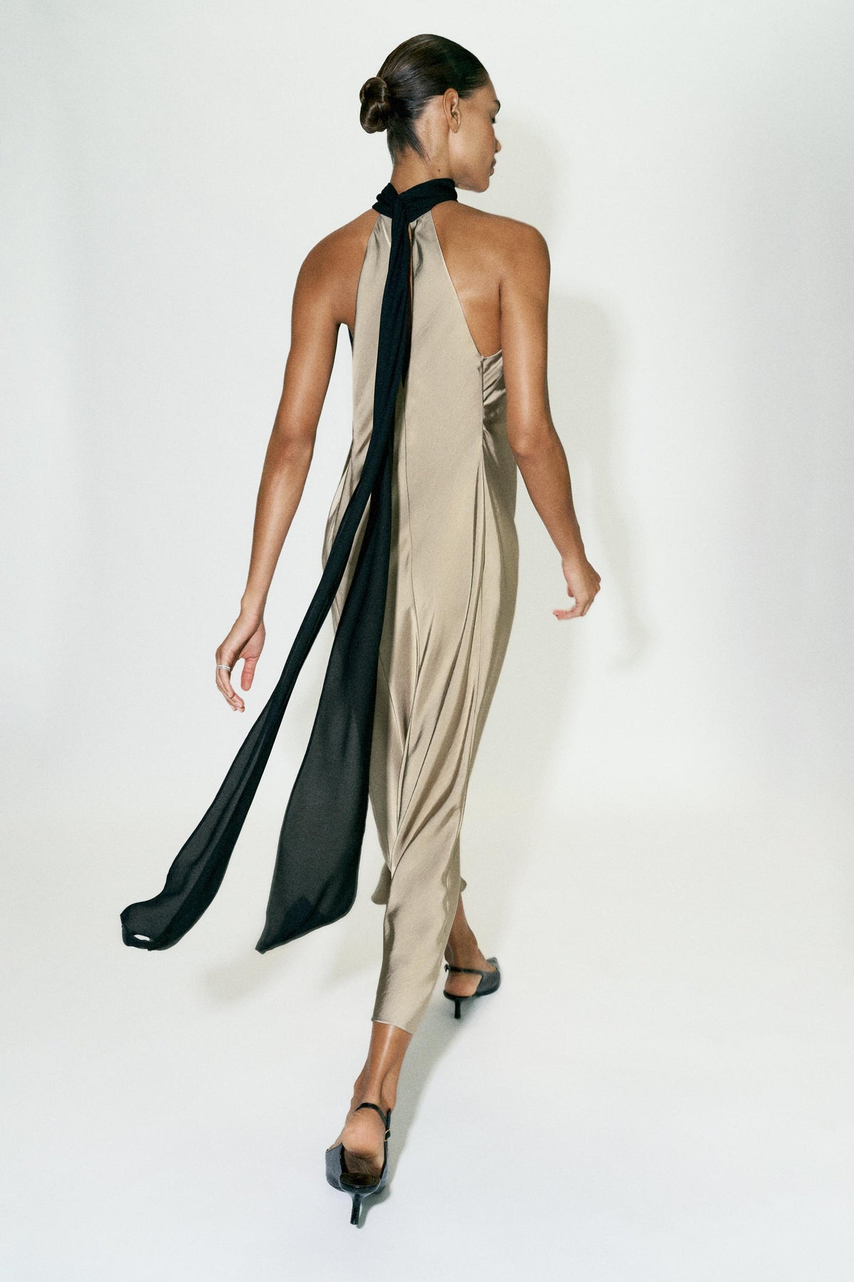 ROBE HALTER COMBINÉE AVEC NŒUD