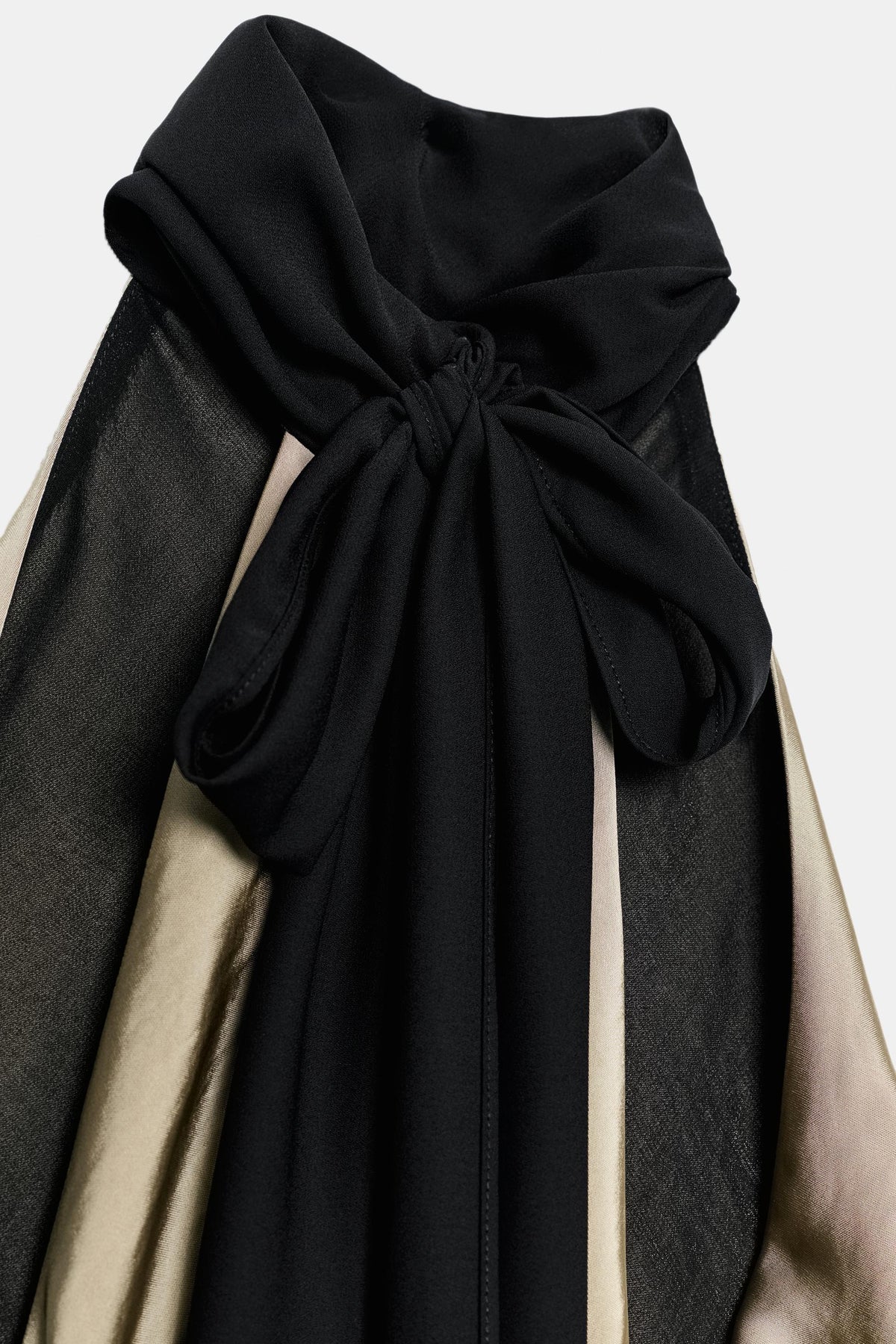 ROBE HALTER COMBINÉE AVEC NŒUD