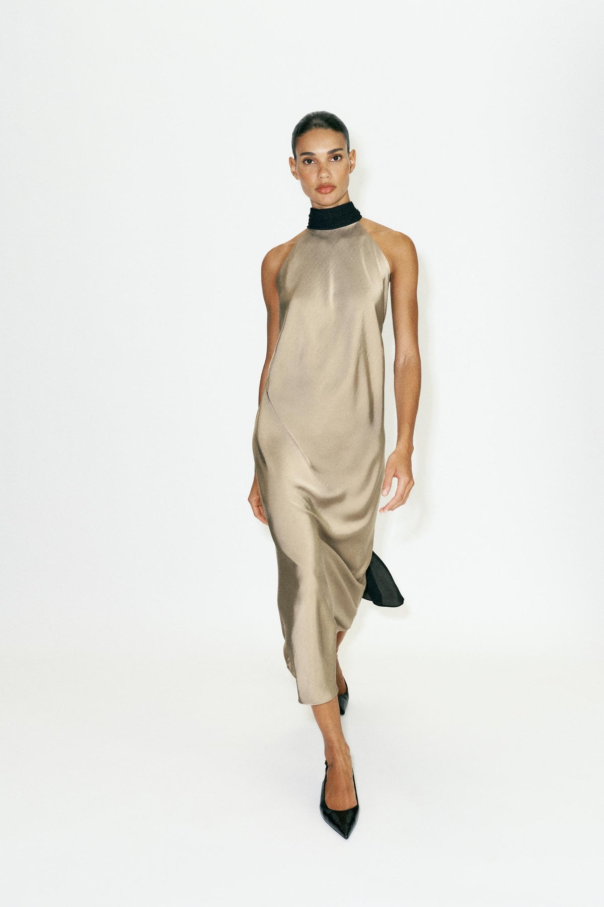 ROBE HALTER COMBINÉE AVEC NŒUD