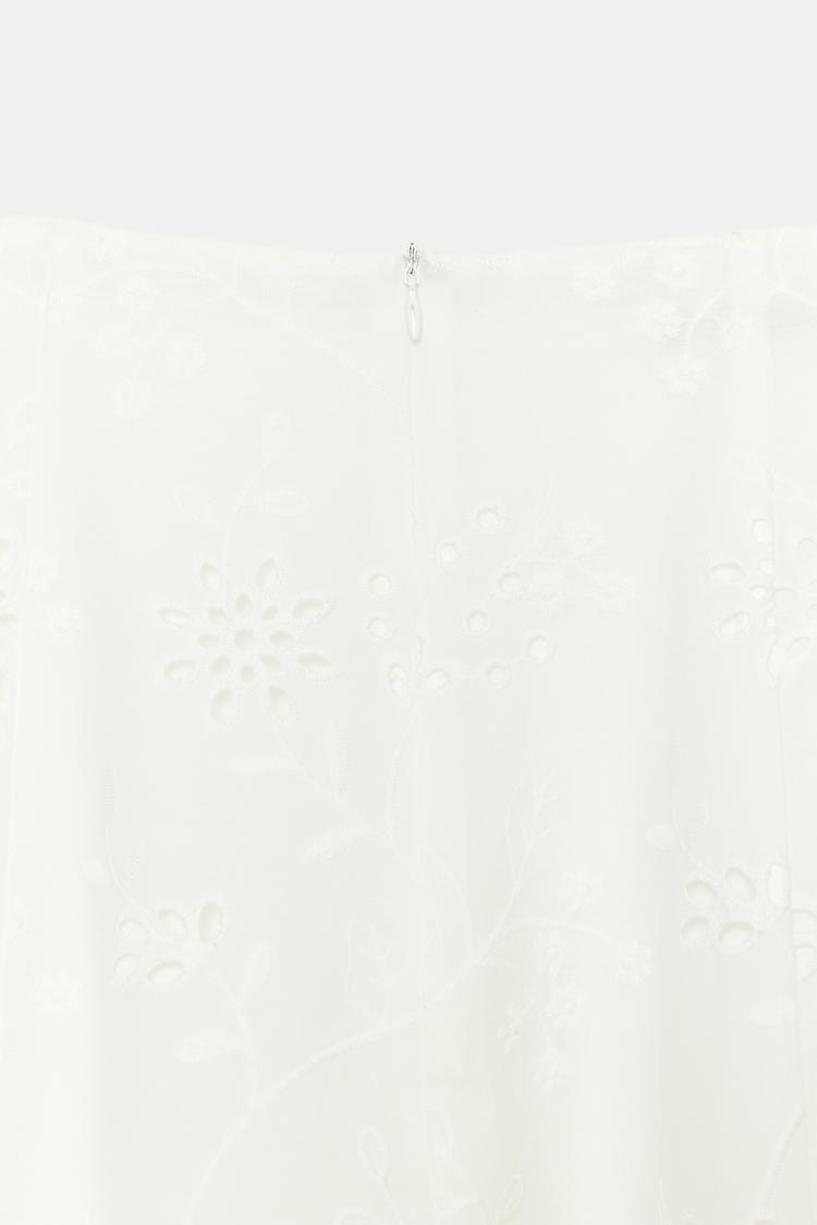 JUPE MI-LONGUE À BRODERIES PERFORÉES