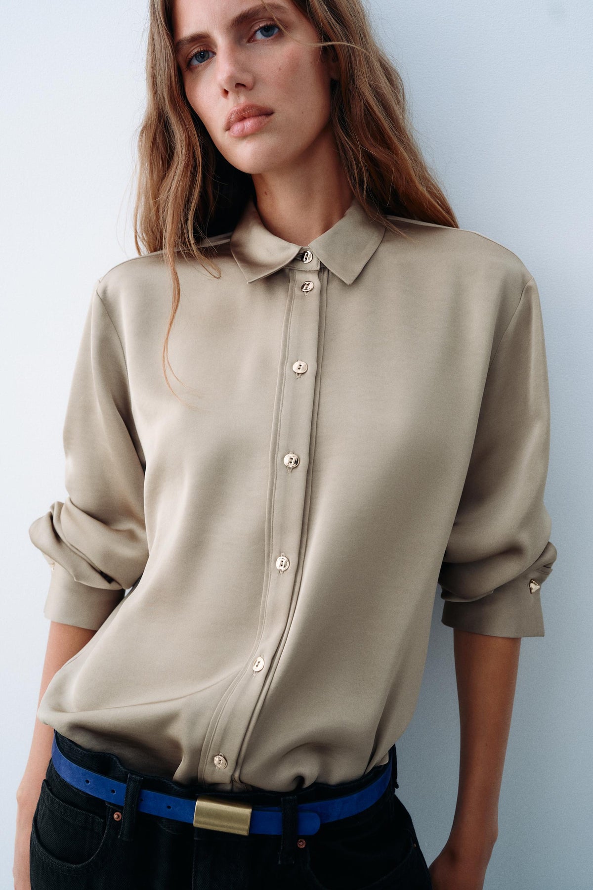 CHEMISE SATINÉE À BOUTONS DORÉS