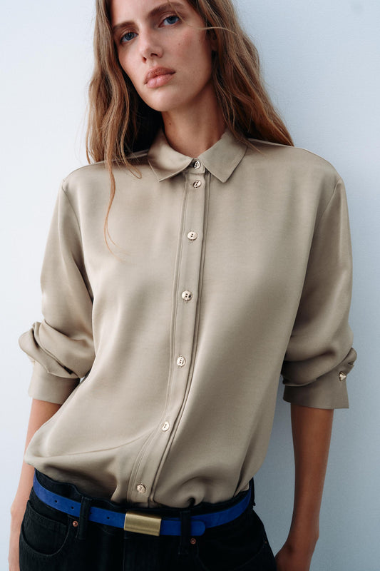 CHEMISE SATINÉE À BOUTONS DORÉS