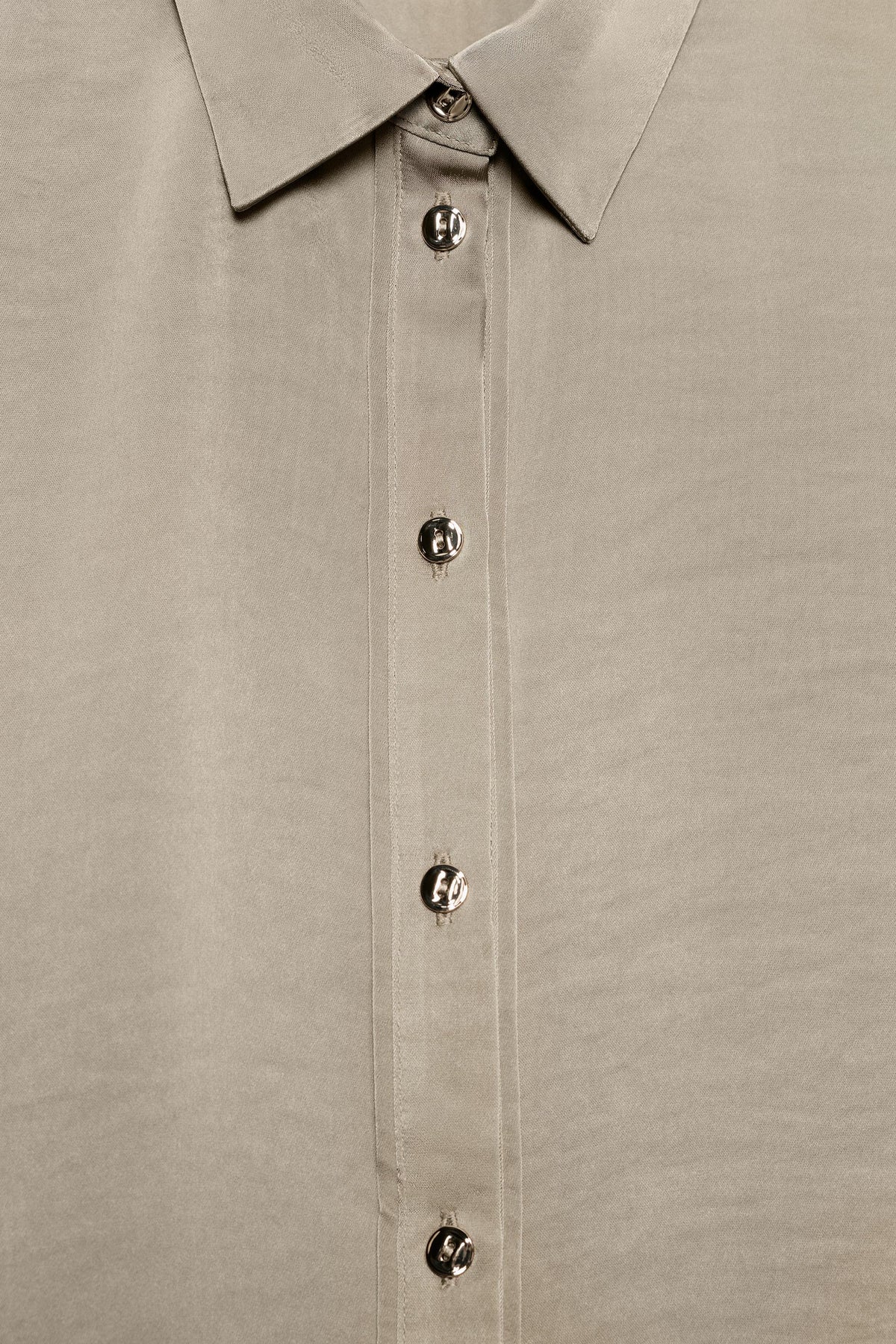 CHEMISE SATINÉE À BOUTONS DORÉS