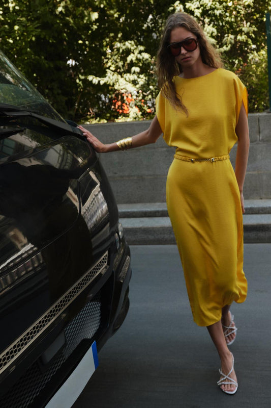 ROBE MIDI SATINÉE CEINTURE