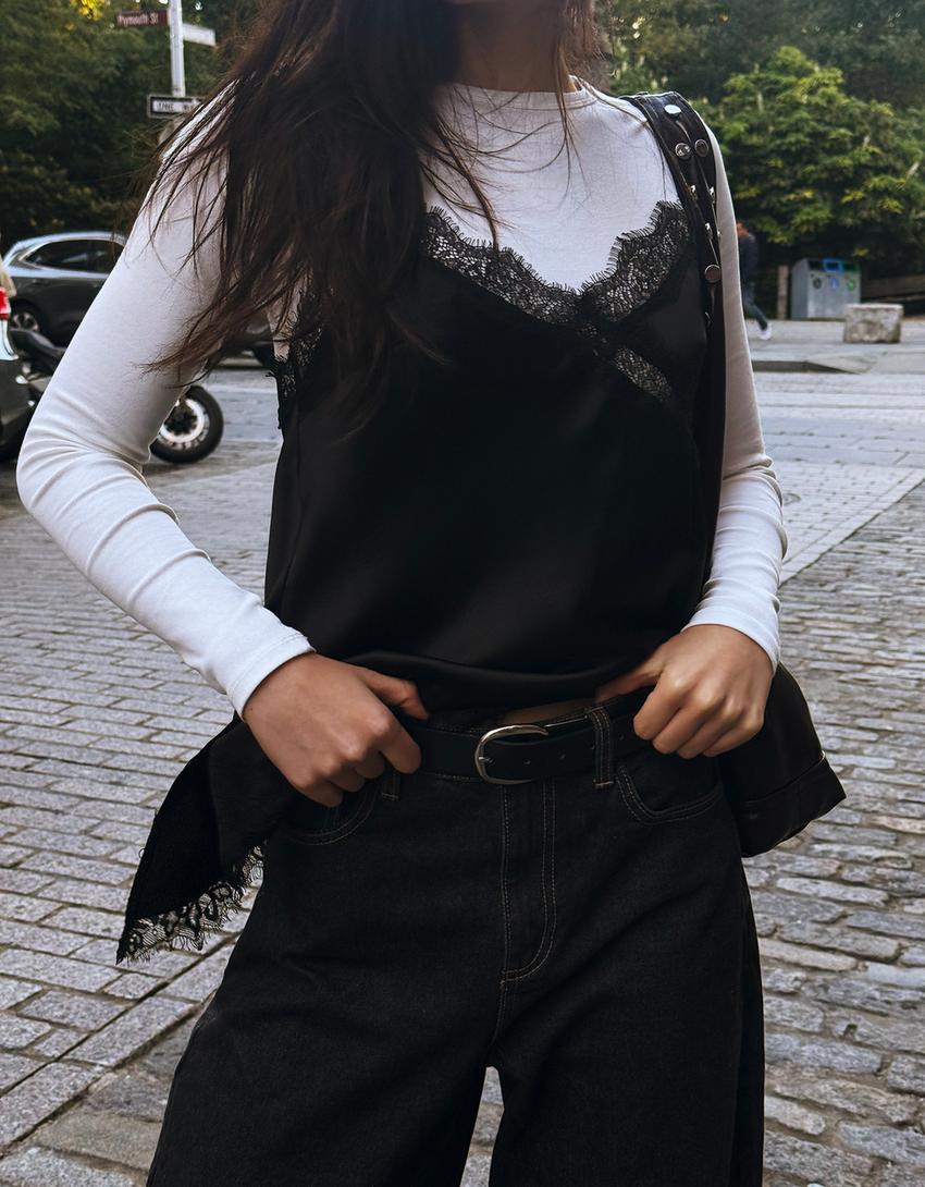 TOP À BRETELLES EN SATIN DENTELLE ASYMÉTRIQUE