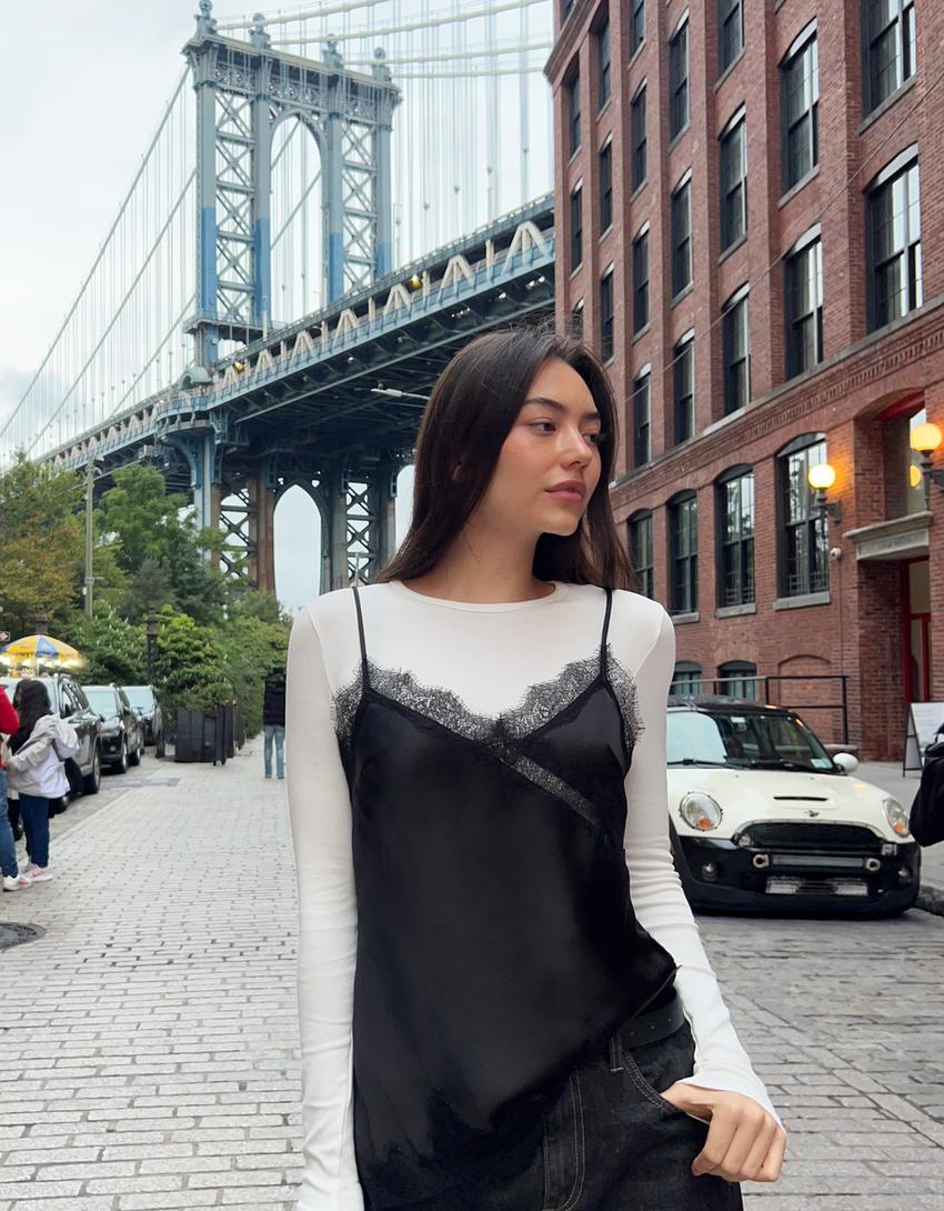 TOP À BRETELLES EN SATIN DENTELLE ASYMÉTRIQUE