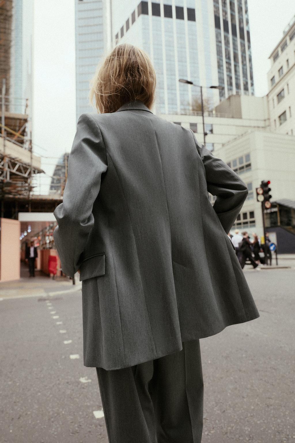 ENSEMBLE VESTE À BOUTONNAGE CROISÉ | PANTALON AVEC CEINTURE DIFFÉRENTE