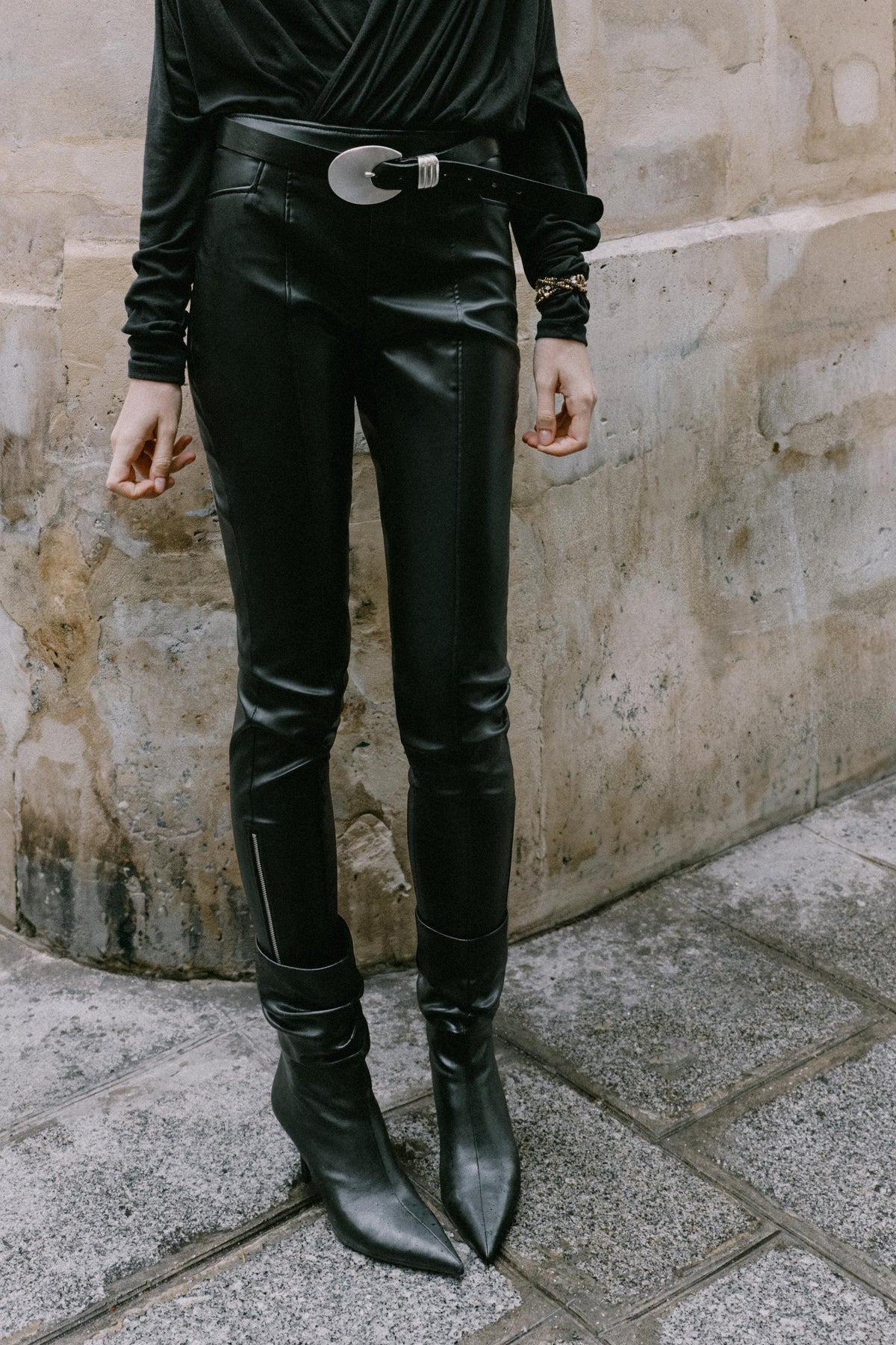 PANTALON MATIÈRE SYNTHÉTIQUE BAS ZIPS