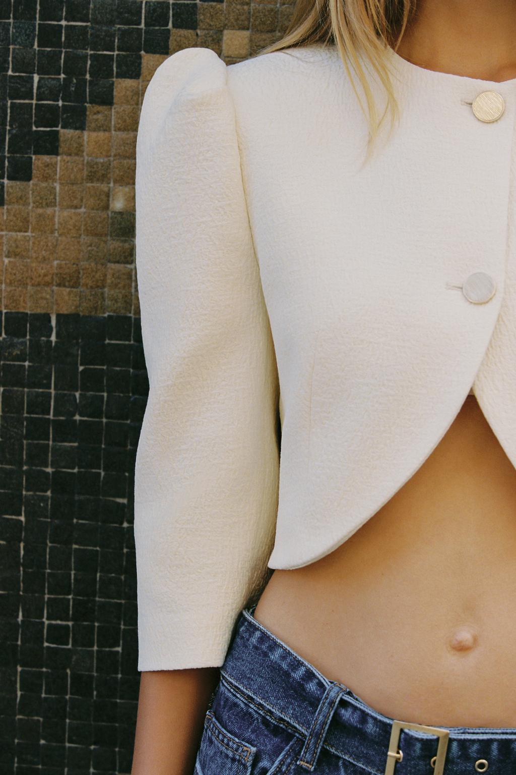 VESTE COURTE À MANCHES BOUFFANTES