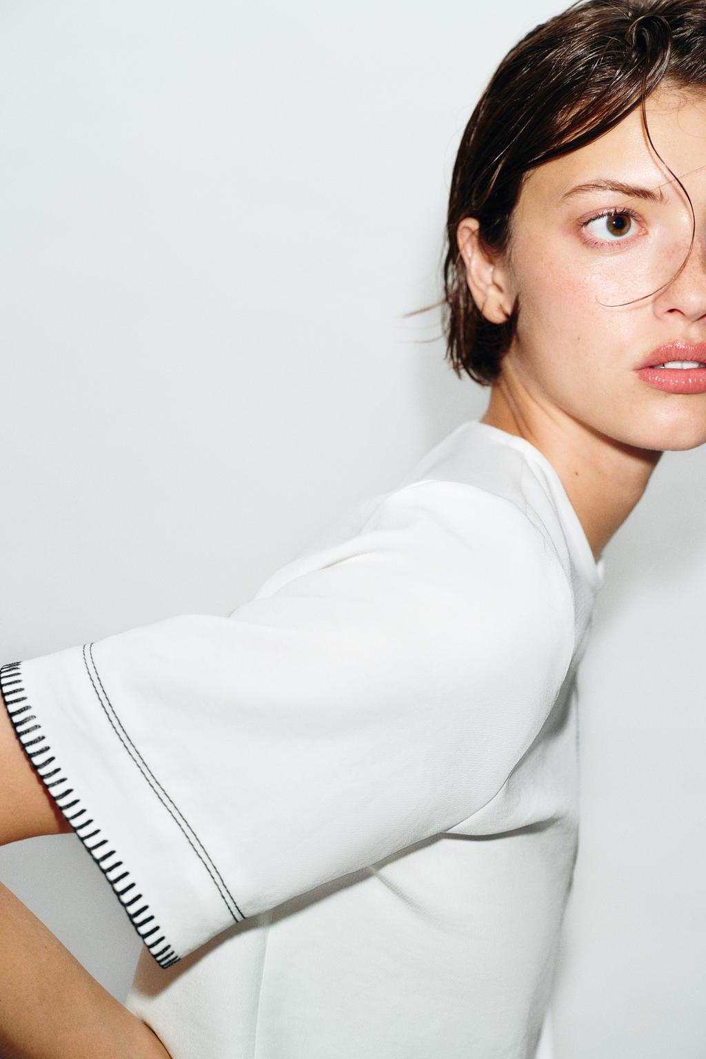 TOP À SURPIQÛRES CONTRASTANTES