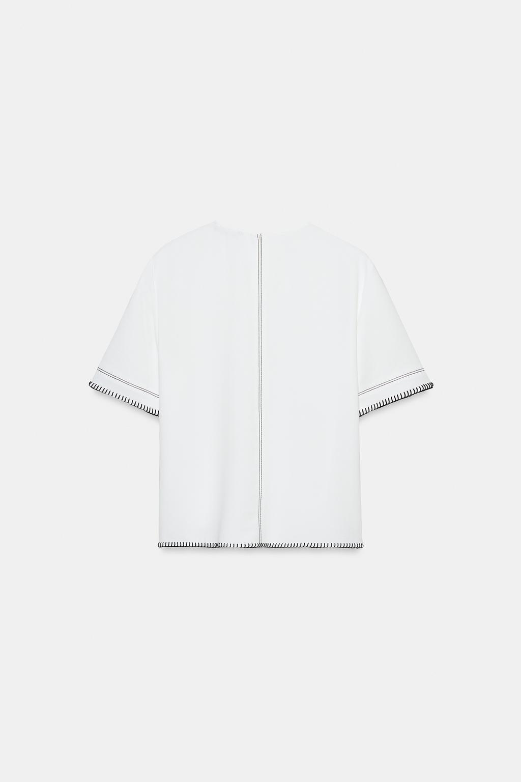 TOP À SURPIQÛRES CONTRASTANTES