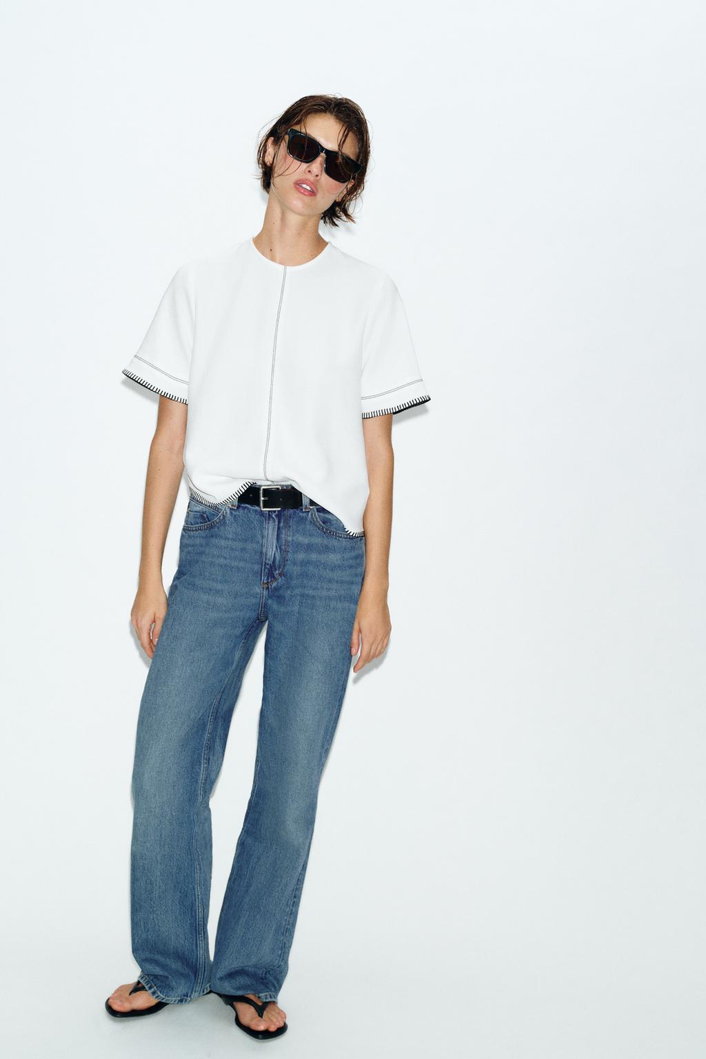 TOP À SURPIQÛRES CONTRASTANTES