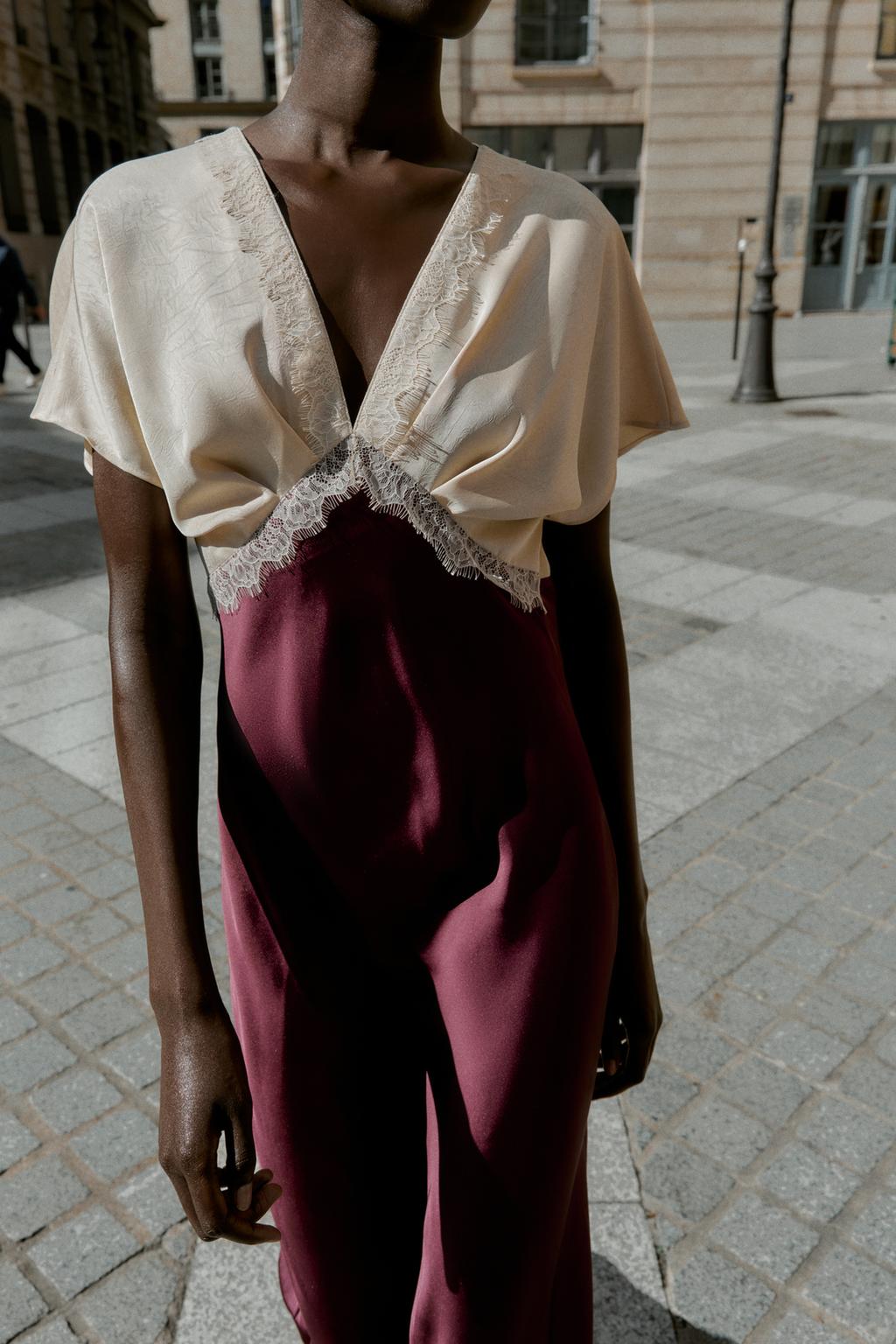 ROBE MIDI SATINÉE AVEC DENTELLE COMBINÉE