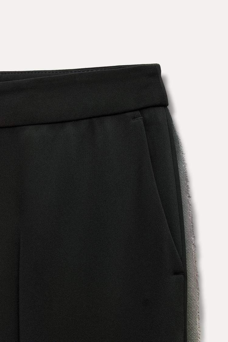 PANTALON DROIT À BANDE LATÉRALE EN MATIÈRES VARIÉES