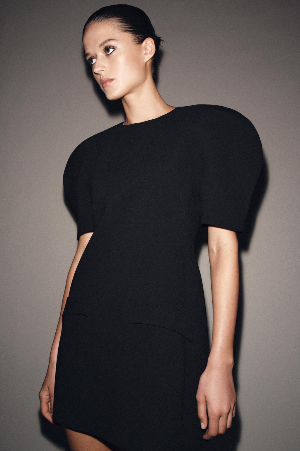 ROBE COURTE À MANCHES GLOBES