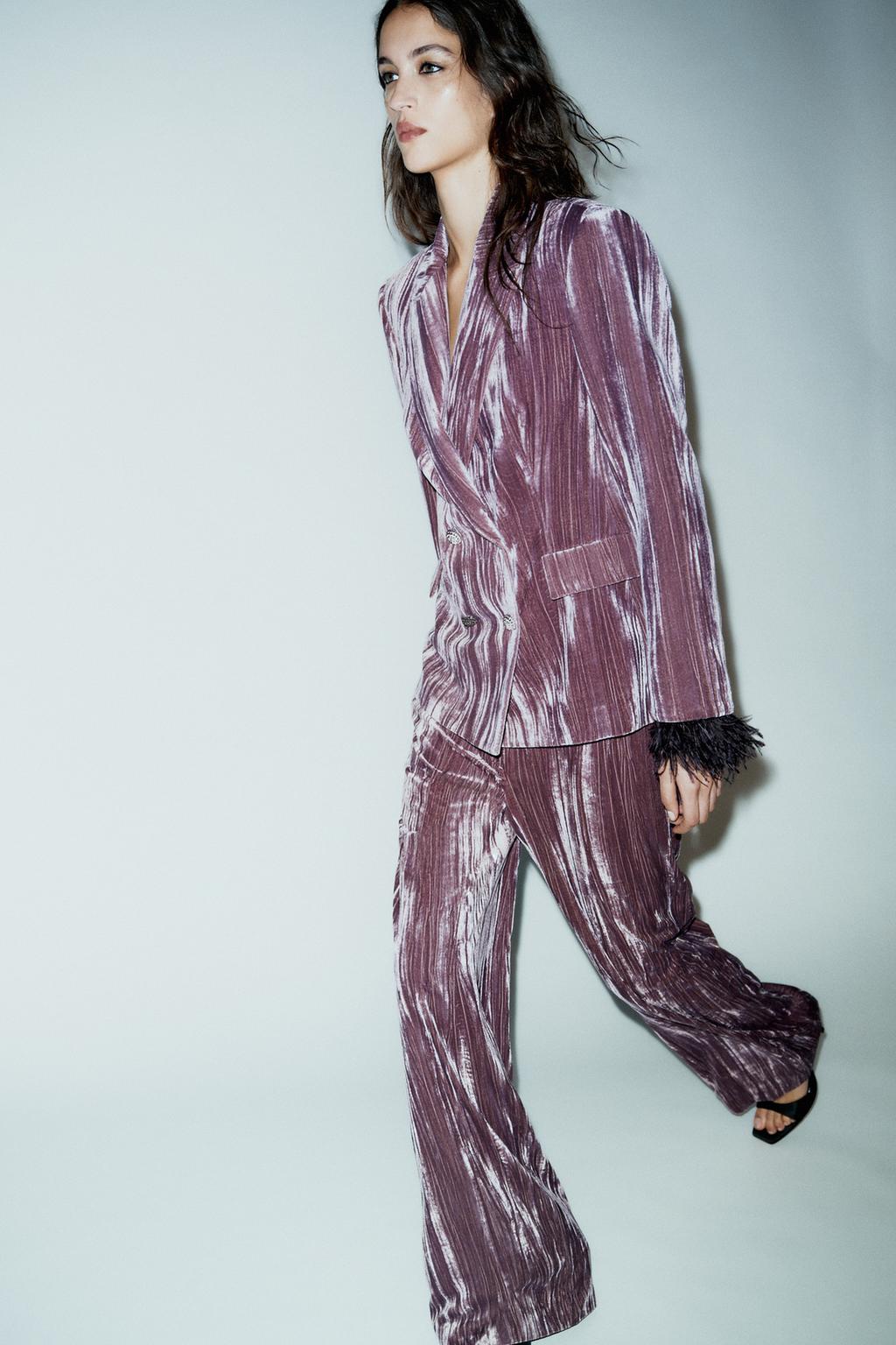 ENSEMBLE VESTE À BOUTONNAGE CROISÉ EN VELOUR ET PLUMES | PANTALON LARGE EN VELOURS