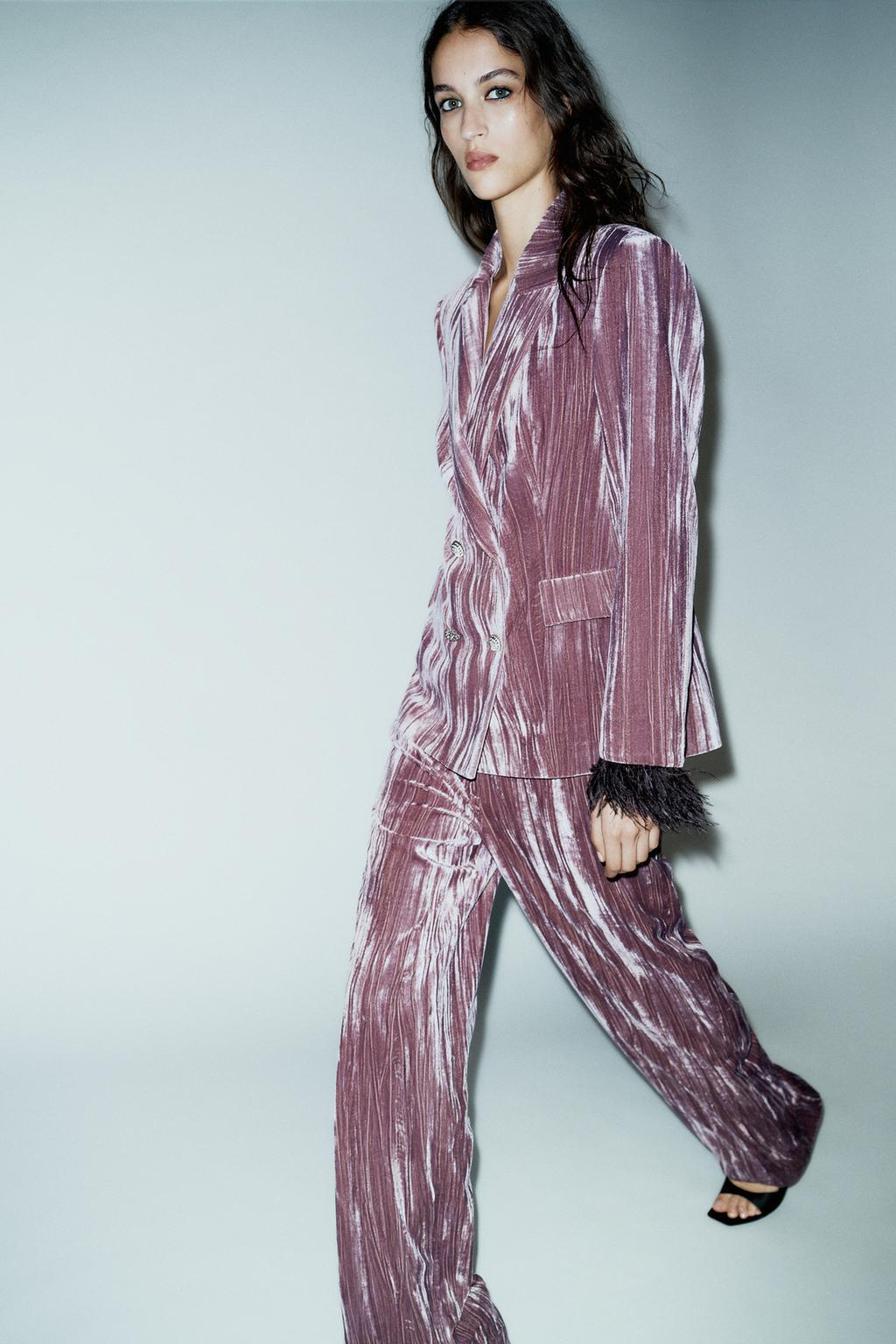 ENSEMBLE VESTE À BOUTONNAGE CROISÉ EN VELOUR ET PLUMES | PANTALON LARGE EN VELOURS