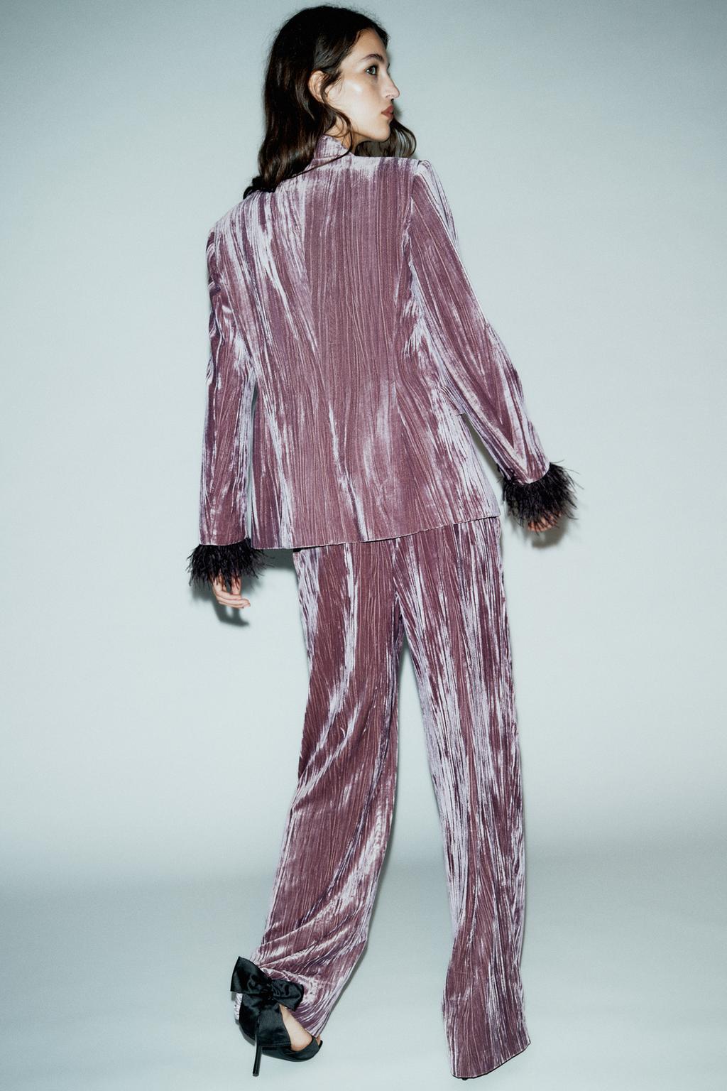 ENSEMBLE VESTE À BOUTONNAGE CROISÉ EN VELOUR ET PLUMES | PANTALON LARGE EN VELOURS