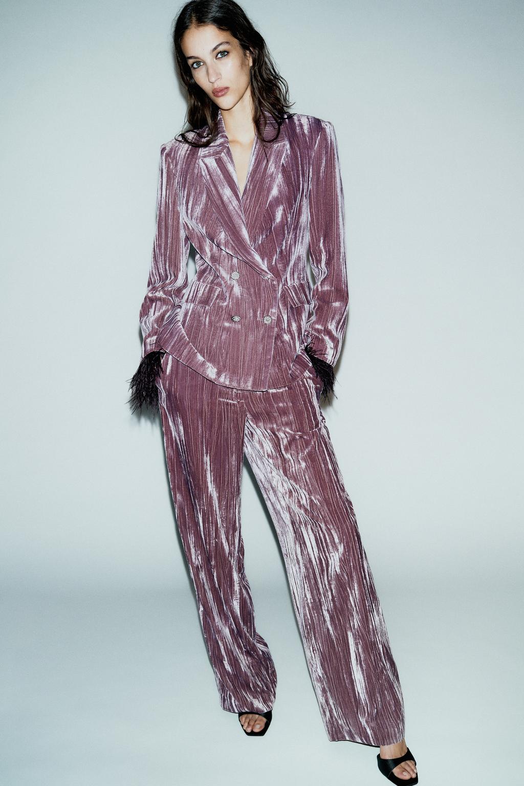 ENSEMBLE VESTE À BOUTONNAGE CROISÉ EN VELOUR ET PLUMES | PANTALON LARGE EN VELOURS