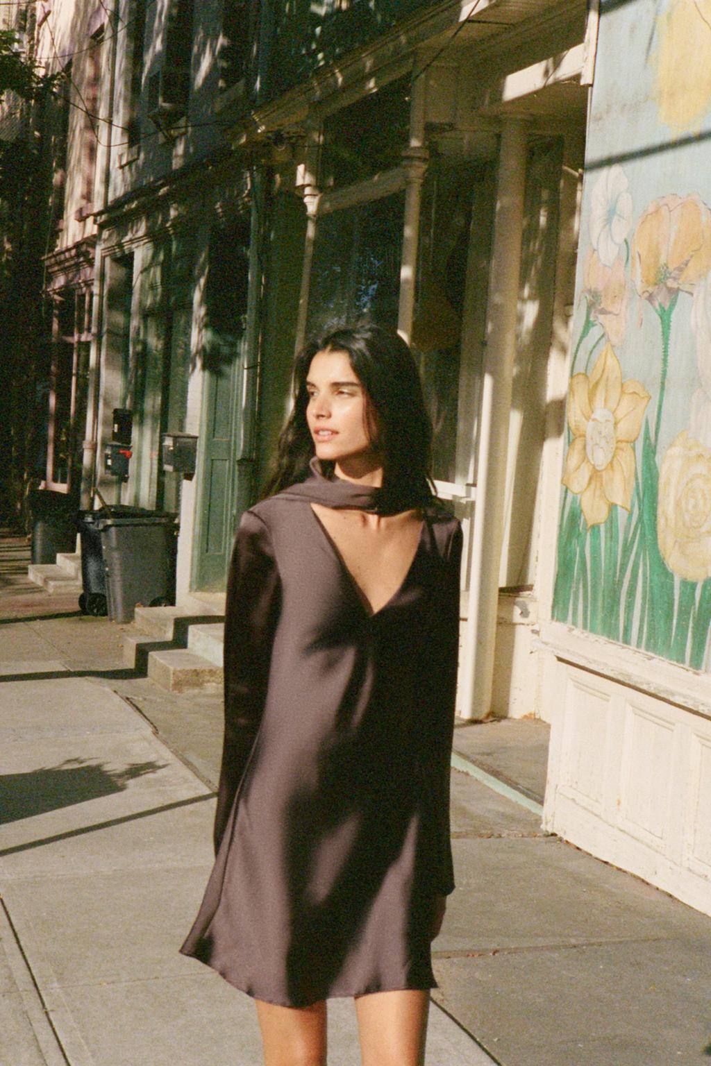 ROBE SATINÉE FOULARD