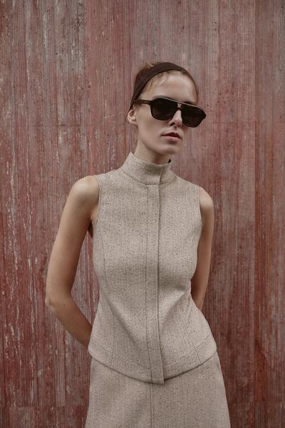 TOP SANS MANCHES À COL MONTANT