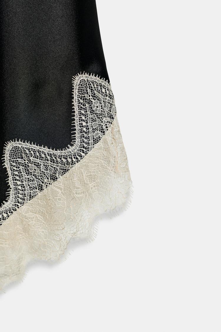ROBE SATINÉE EN DENTELLE