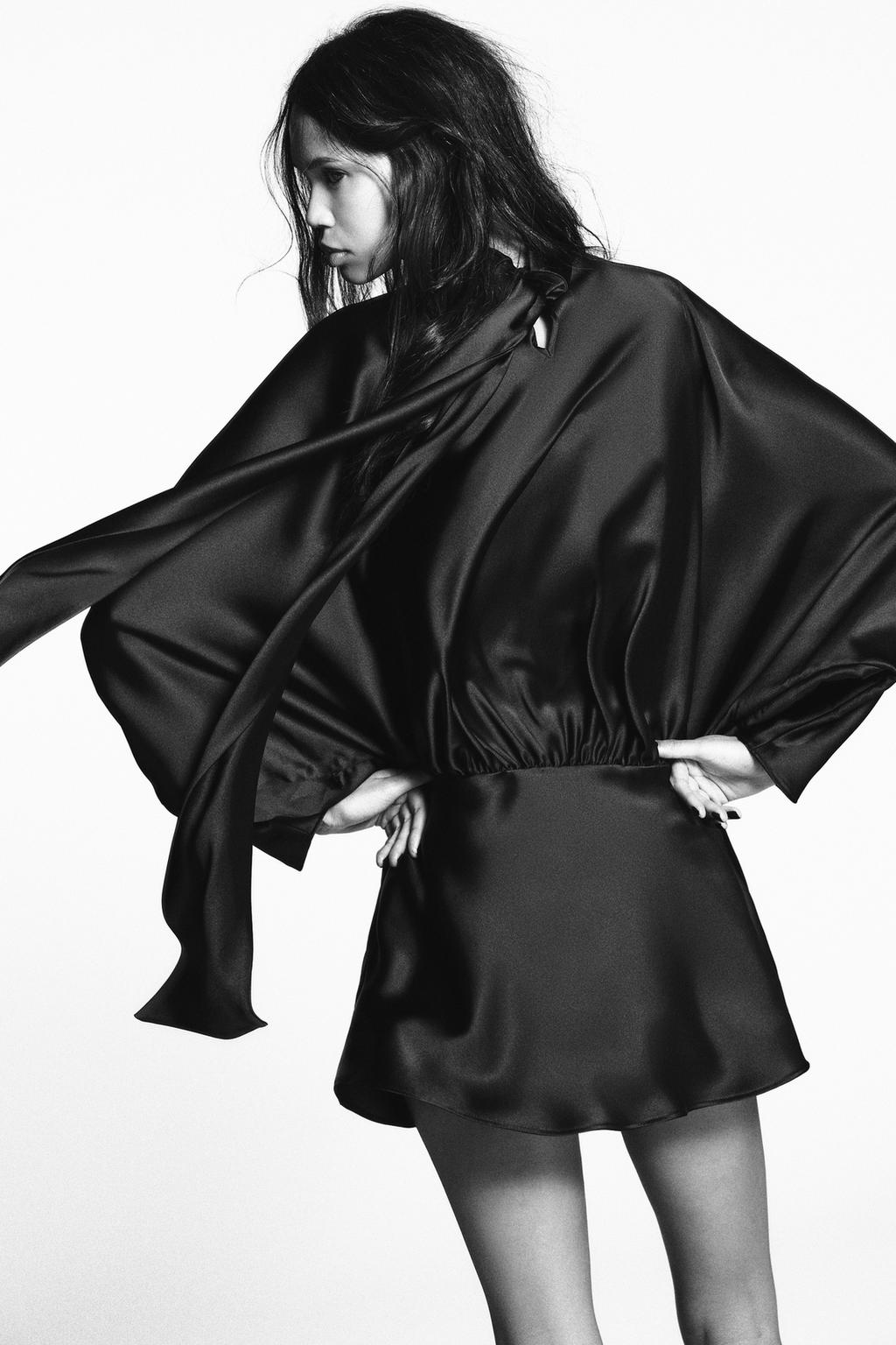 ROBE COURTE SATINÉE FOULARD