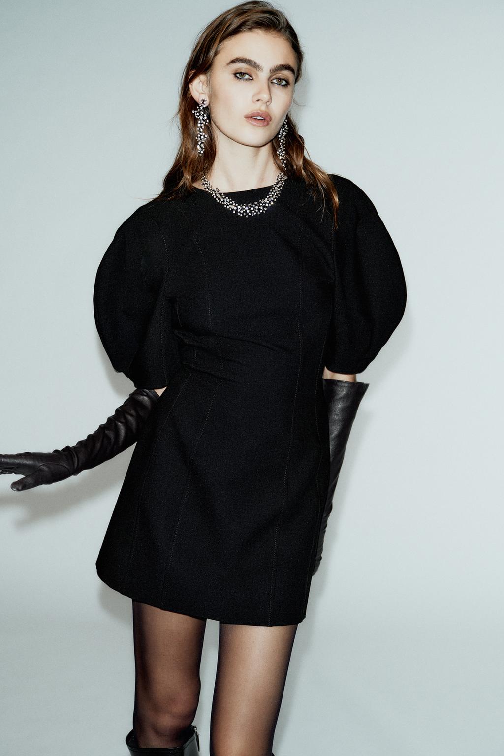 ROBE COURTE À MANCHES GLOBES