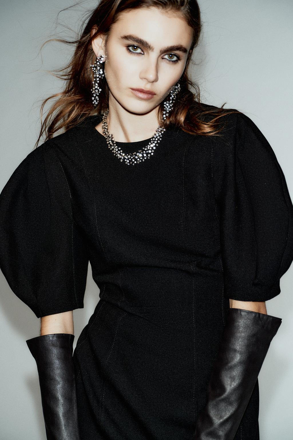 ROBE COURTE À MANCHES GLOBES