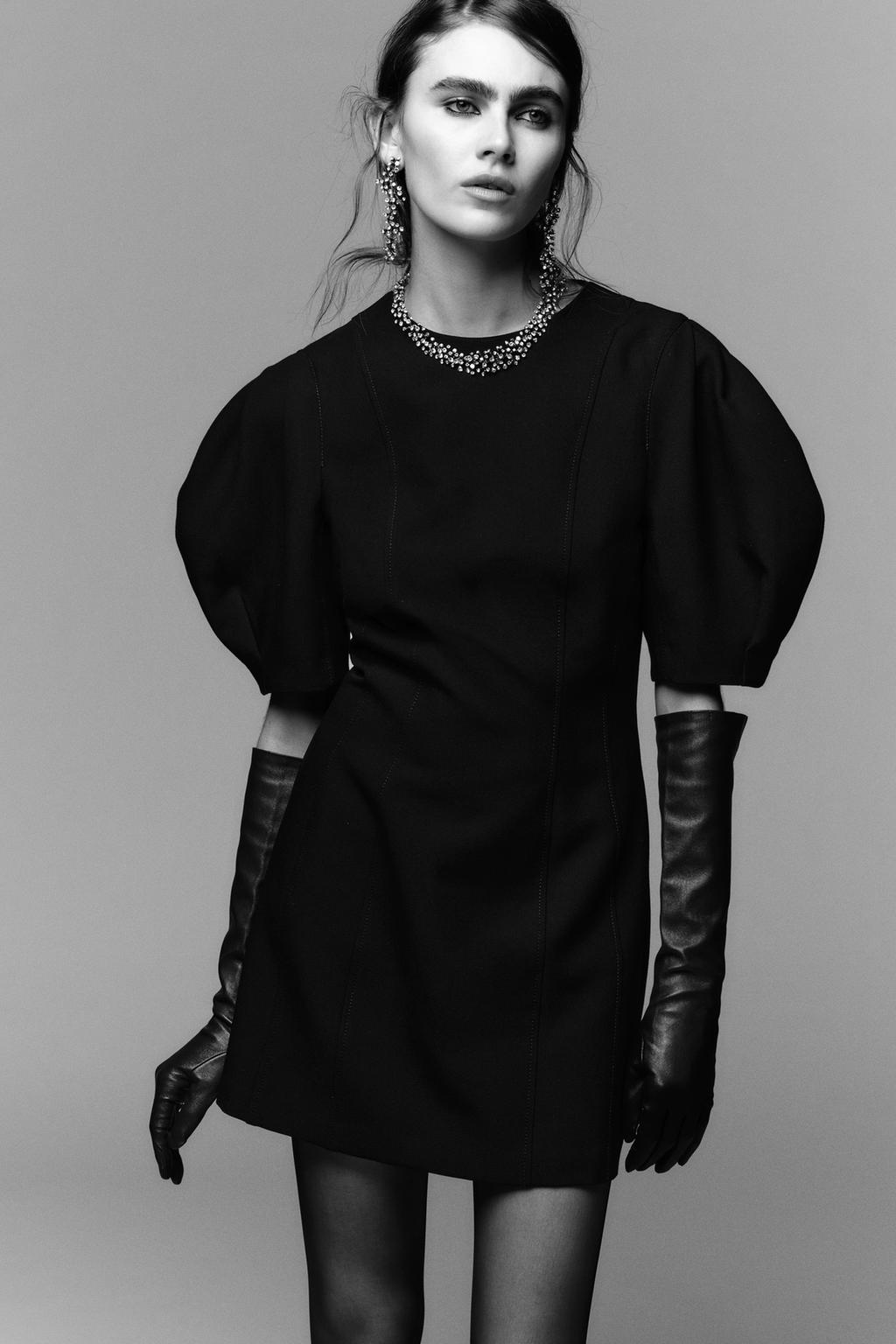 ROBE COURTE À MANCHES GLOBES