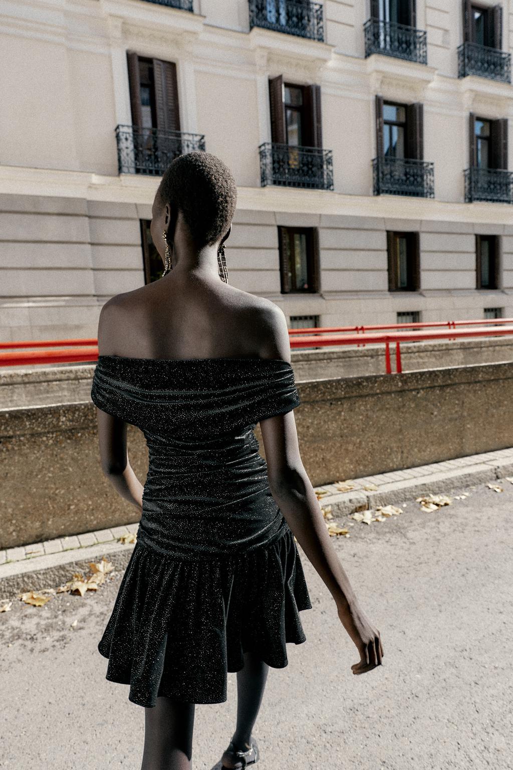 ROBE COURTE EN VELOURS BRILLANT