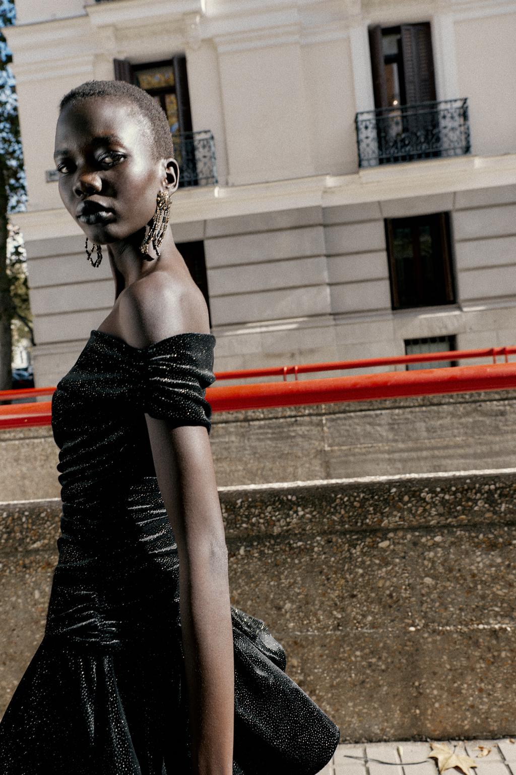 ROBE COURTE EN VELOURS BRILLANT