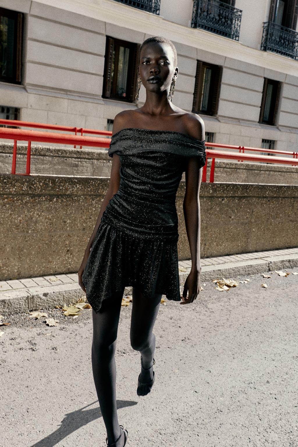 ROBE COURTE EN VELOURS BRILLANT