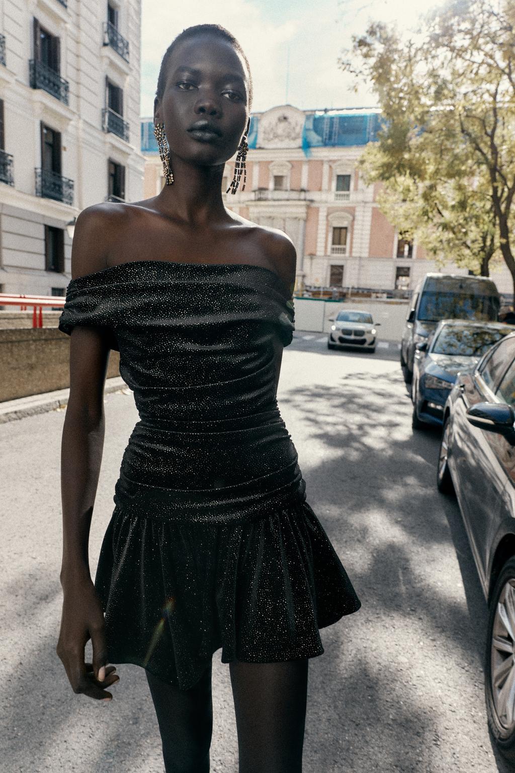 ROBE COURTE EN VELOURS BRILLANT