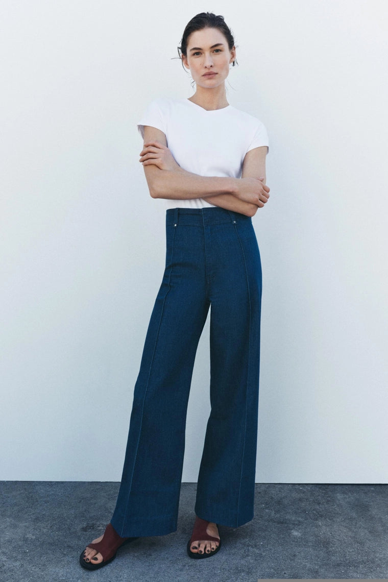 T-SHIRT DÉCOLLETÉ EN V