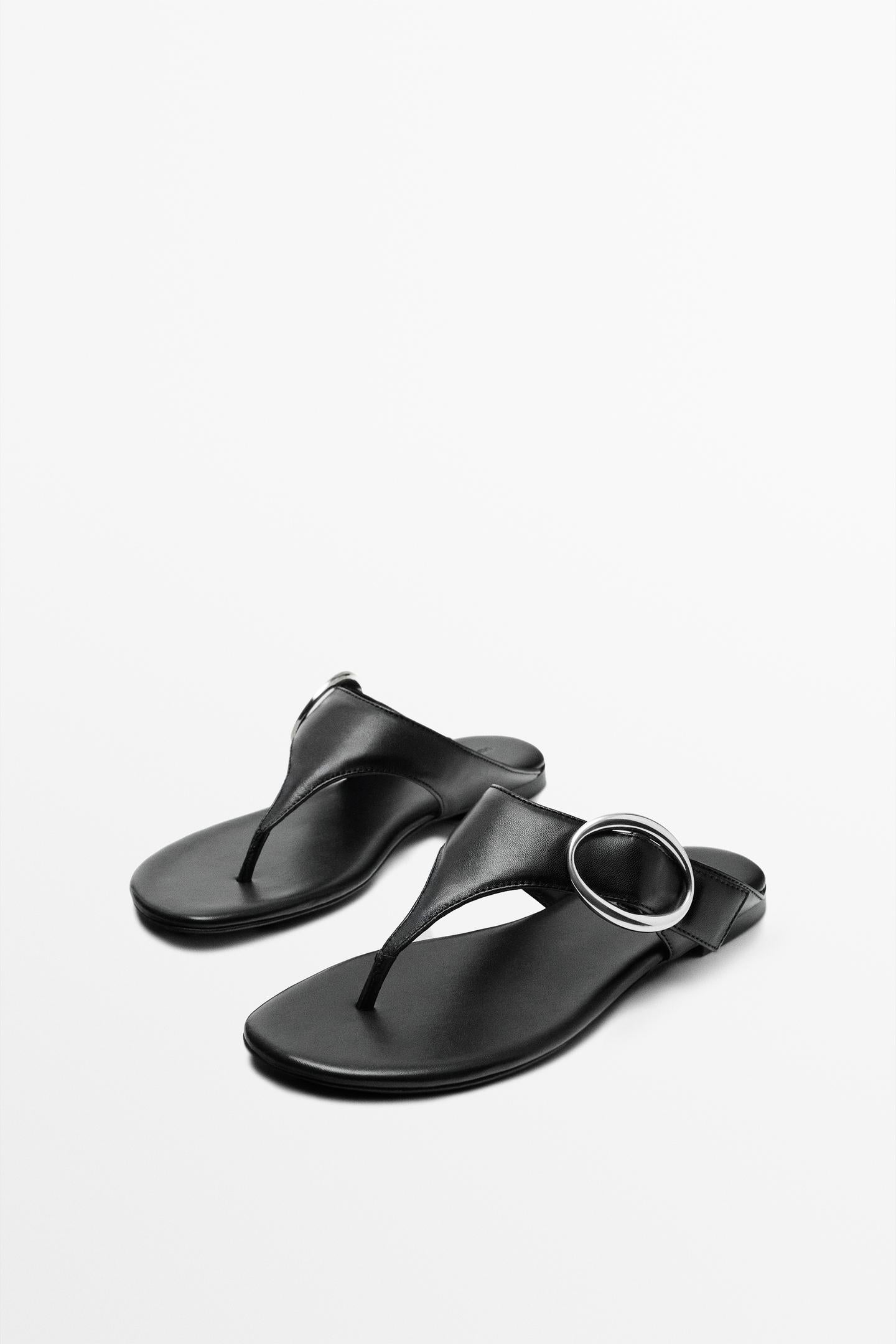 SANDALE EN CUIR AVEC ANNEAU MÉTALLIQUE