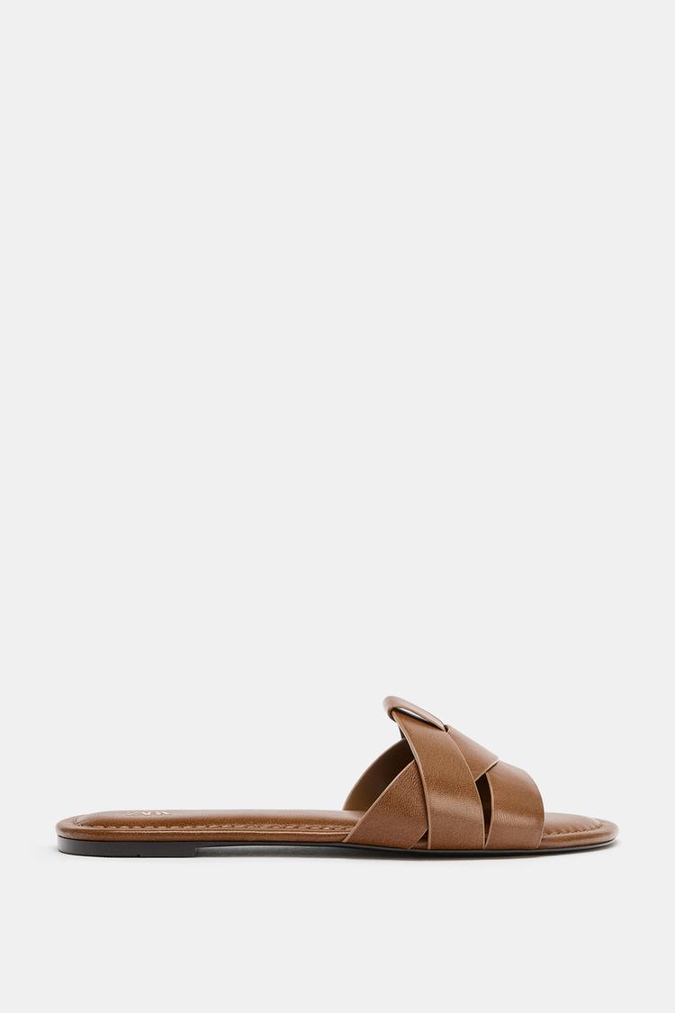 SANDALES PLATES EN CUIR CROISÉES