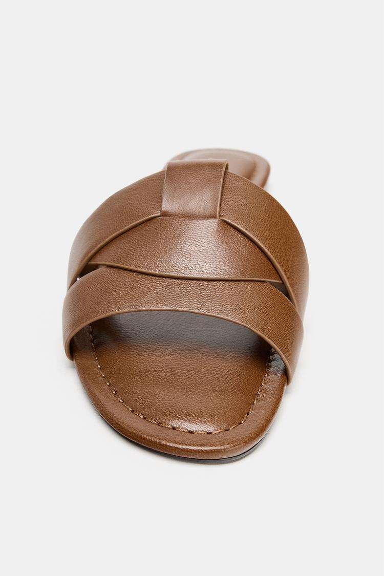 SANDALES PLATES EN CUIR CROISÉES