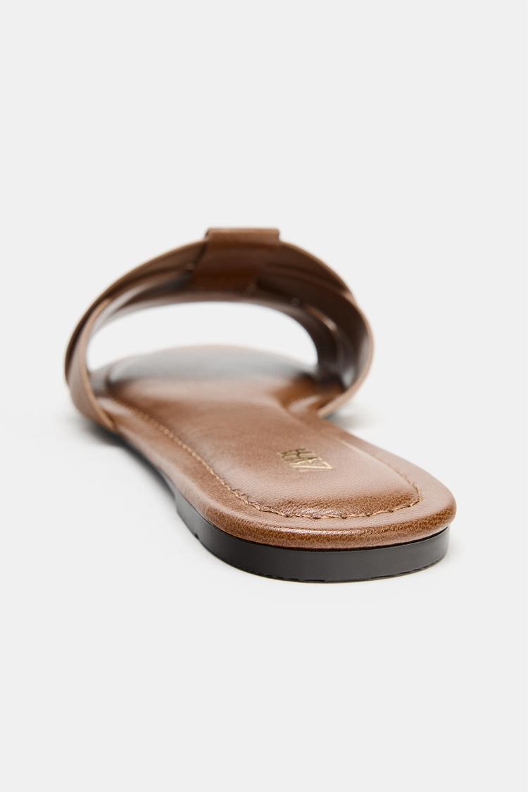 SANDALES PLATES EN CUIR CROISÉES