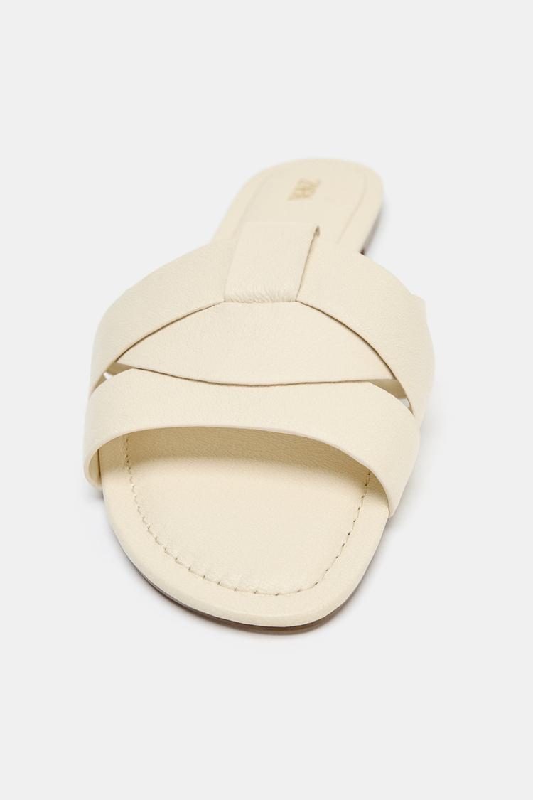 SANDALES PLATES EN CUIR CROISÉES