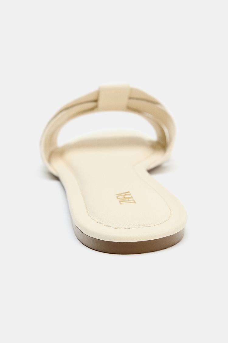 SANDALES PLATES EN CUIR CROISÉES