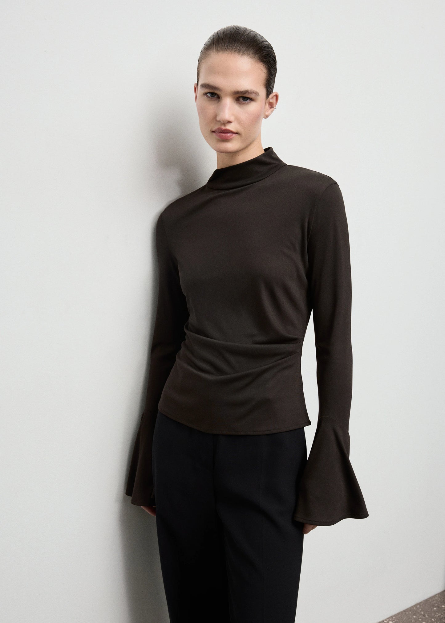 T-SHIRT AJUSTÉ AVEC MANCHES CLOCHE