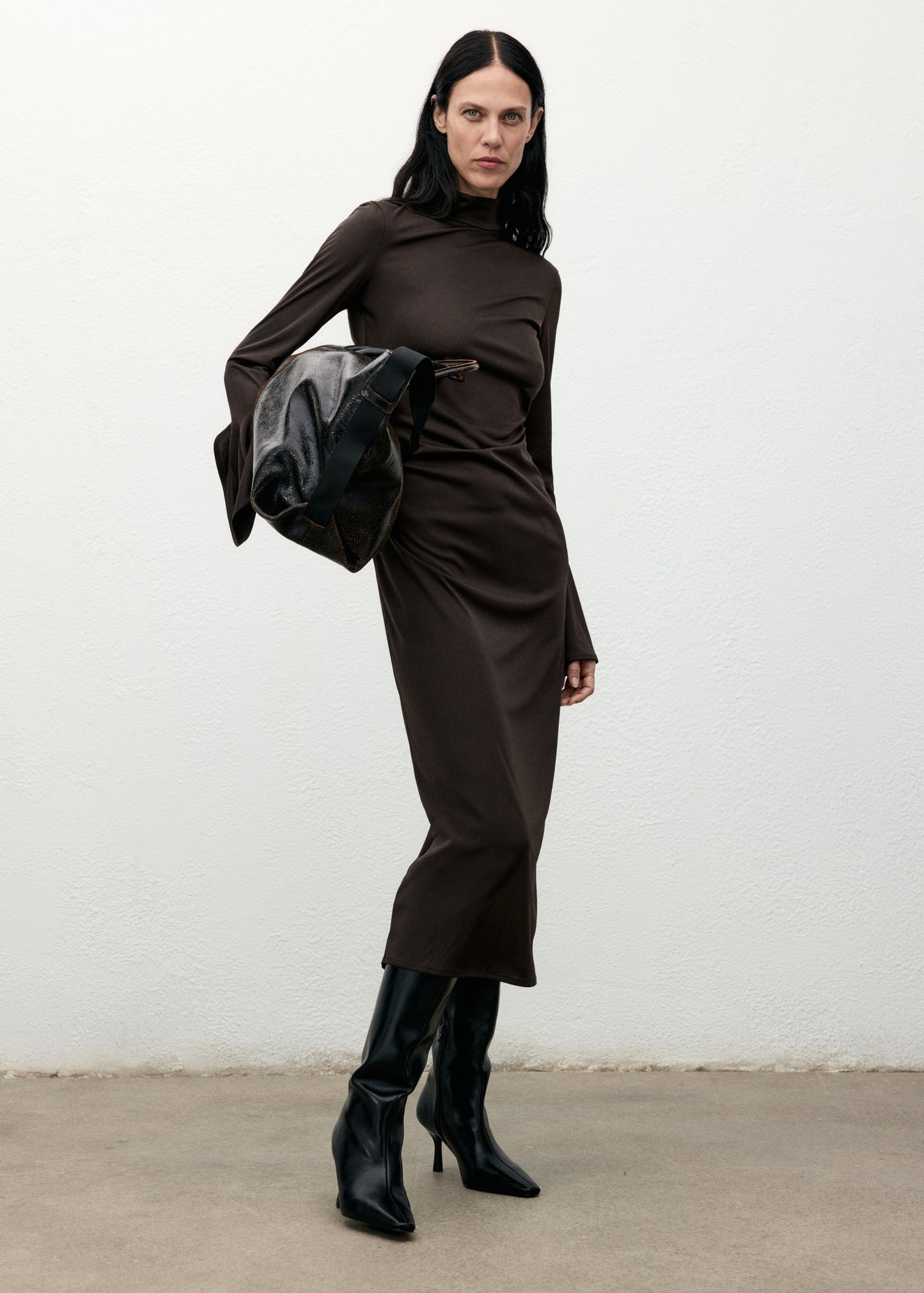 ROBE CINTRÉE AVEC MANCHES ÉVASÉES