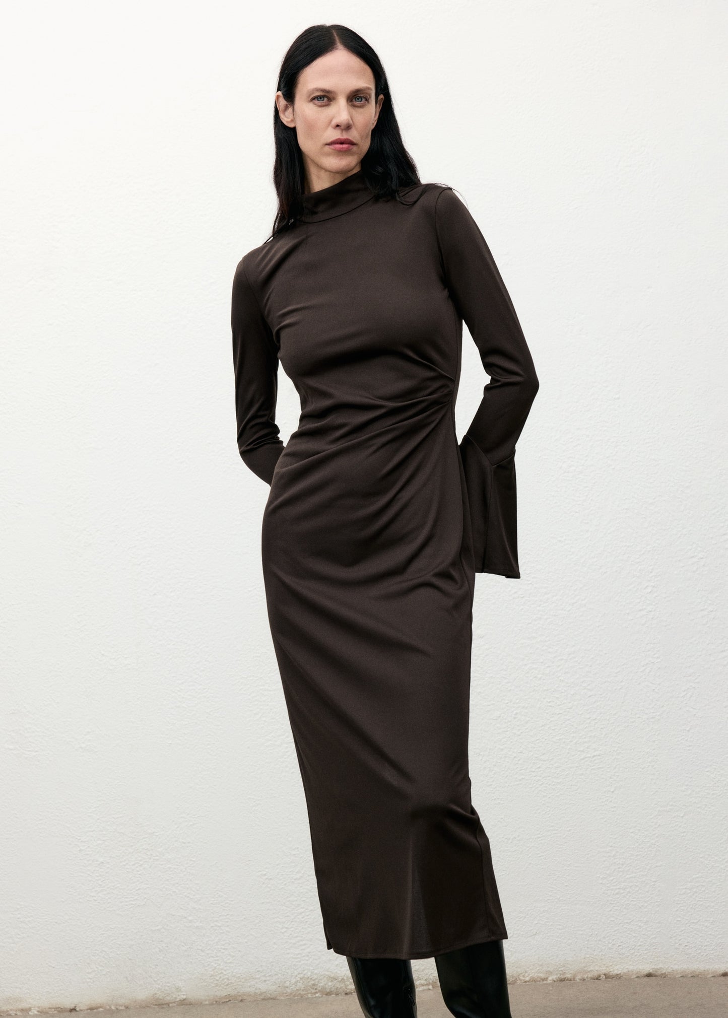 ROBE CINTRÉE AVEC MANCHES ÉVASÉES