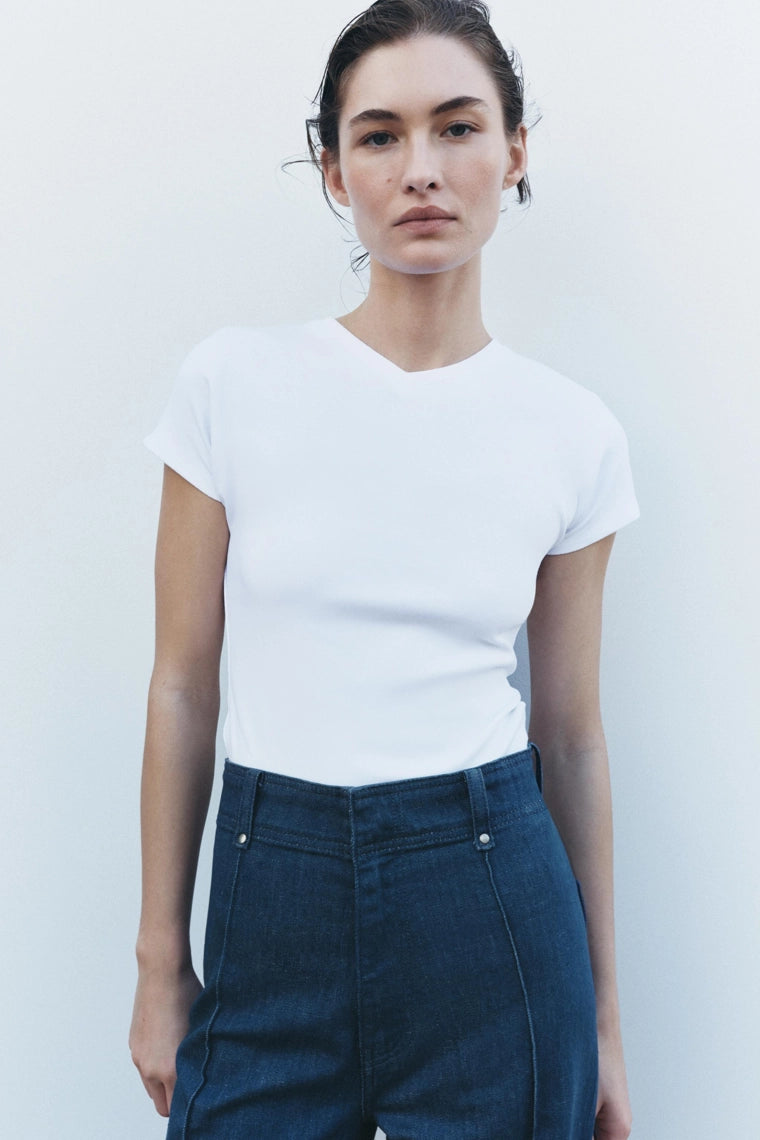 T-SHIRT DÉCOLLETÉ EN V