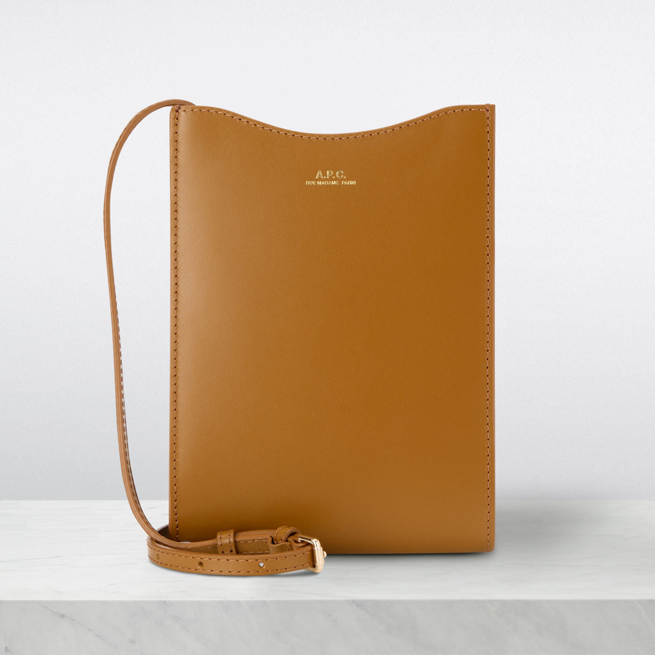 A.P.C. POCHETTE TOUR DE COU EN CUIR LISSE JAMIE