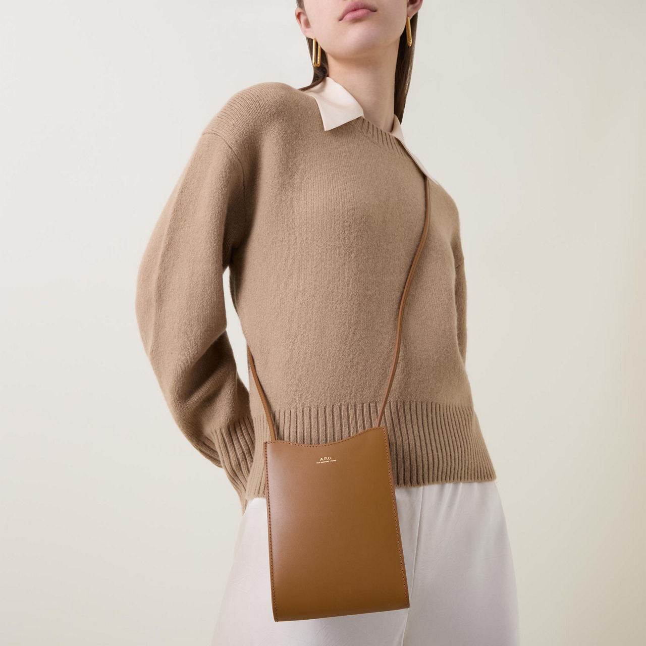 A.P.C. POCHETTE TOUR DE COU EN CUIR LISSE JAMIE