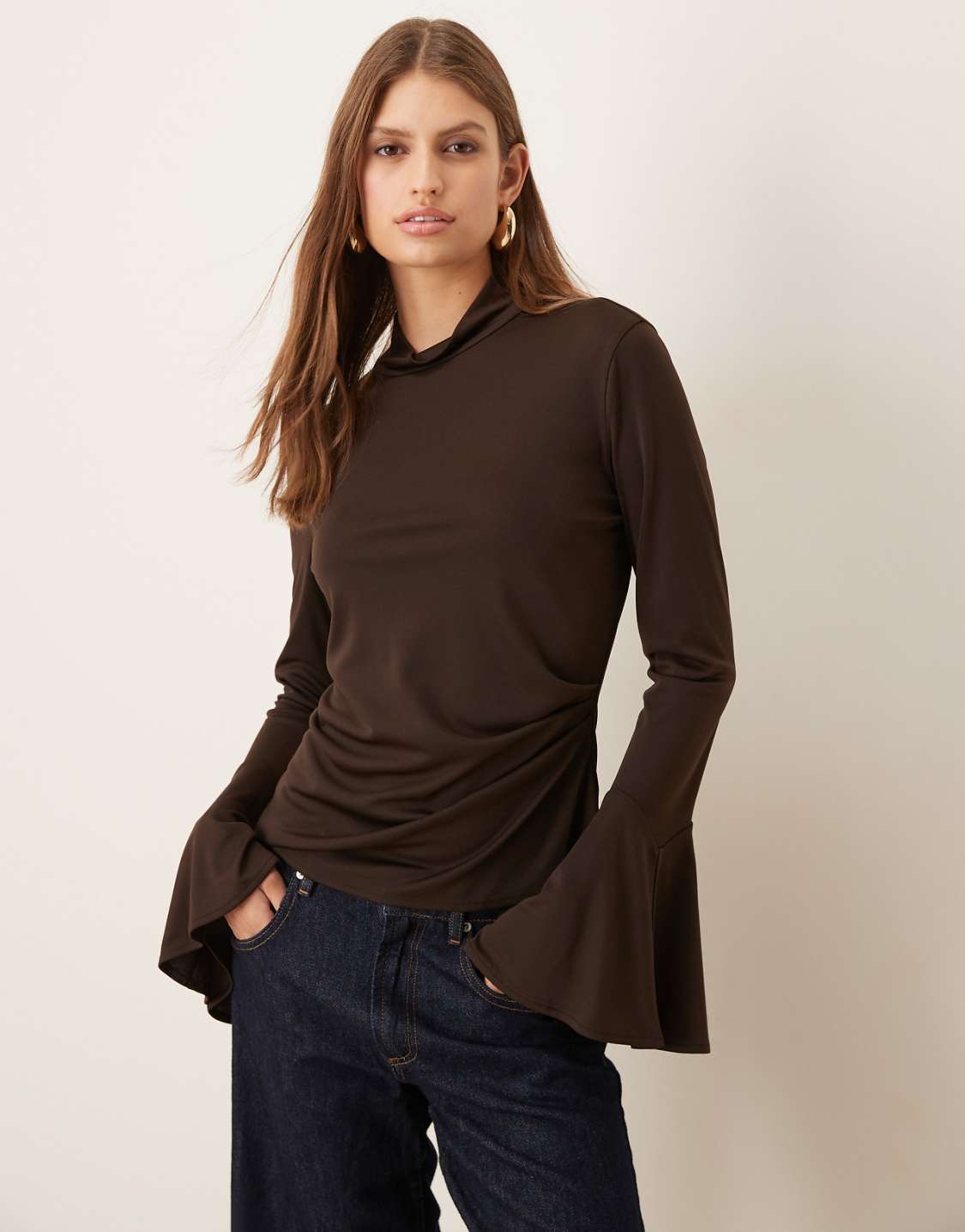 T-SHIRT AJUSTÉ AVEC MANCHES CLOCHE