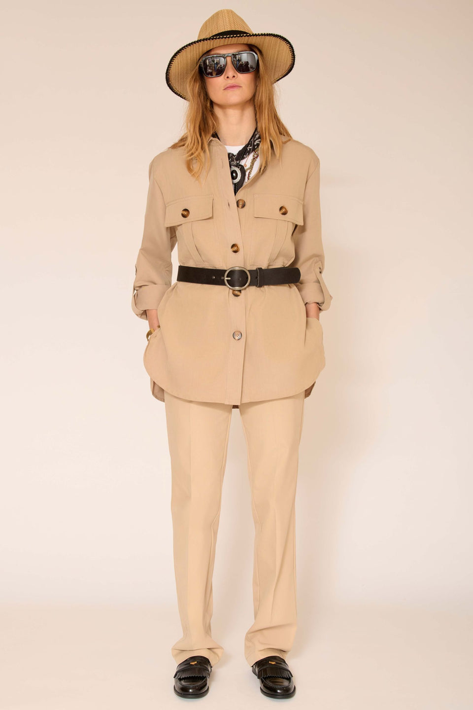 VESTE À MANCHES RETROUSSÉES AVEC CEINTURE